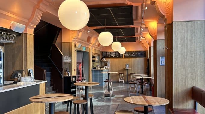 Upptäck: Nabo Hornsgatan – mackor, middag och en livlig bar